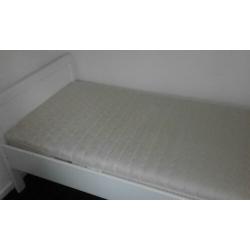 1 persoons bed met matras en matras beschermer