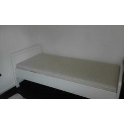 1 persoons bed met matras en matras beschermer