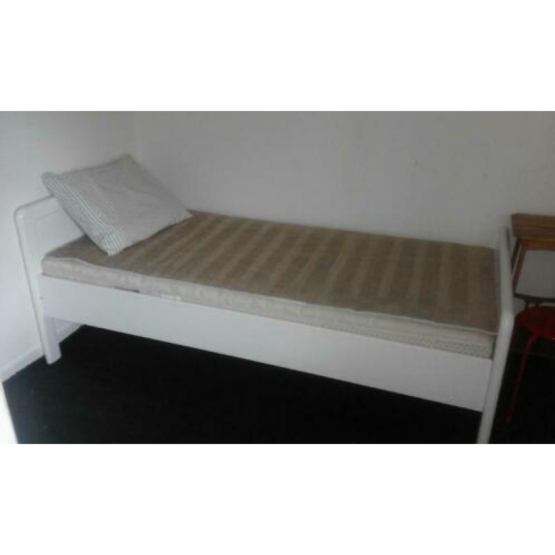 1 persoons bed met matras en matras beschermer