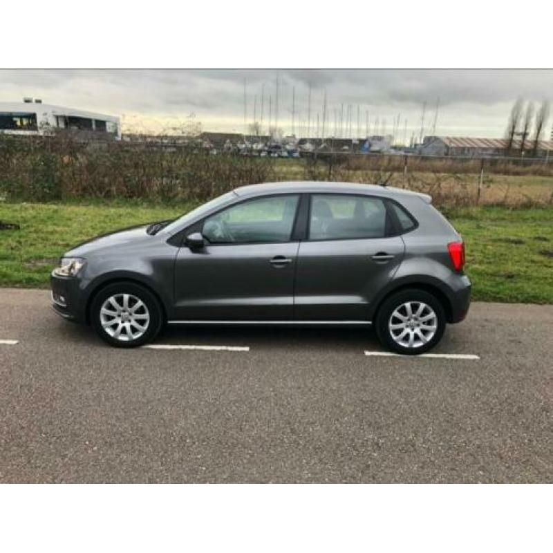 Volkswagen Polo 1.2 TSI 66KW 2015 Grijs