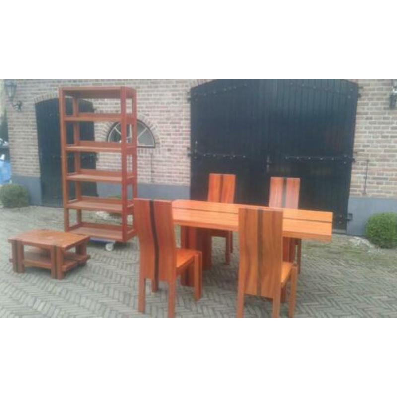 mooie disign tafel bijpassende stoelen,kast, bijzettafel