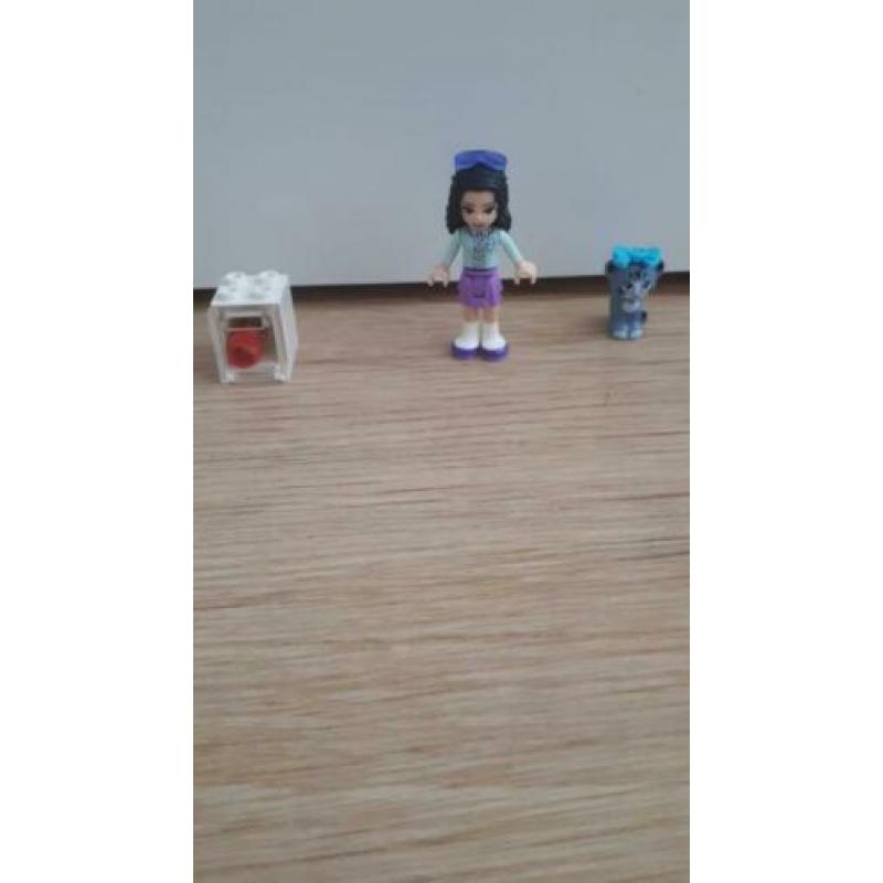 Leuke lego friends emma kunstkraam te koop.