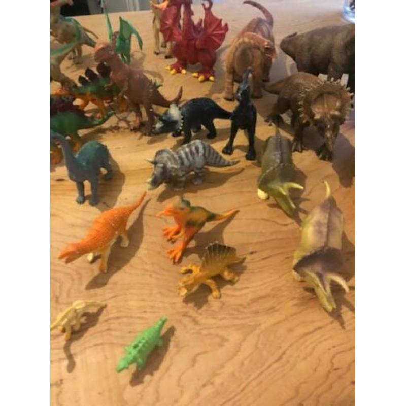 Leuke verzameling dinosauriers kunstof dino's