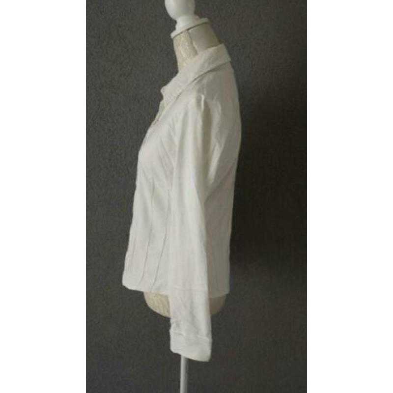 2 witte getailleerde blouses (per stuk € 5,00)