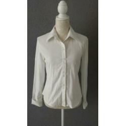 2 witte getailleerde blouses (per stuk € 5,00)