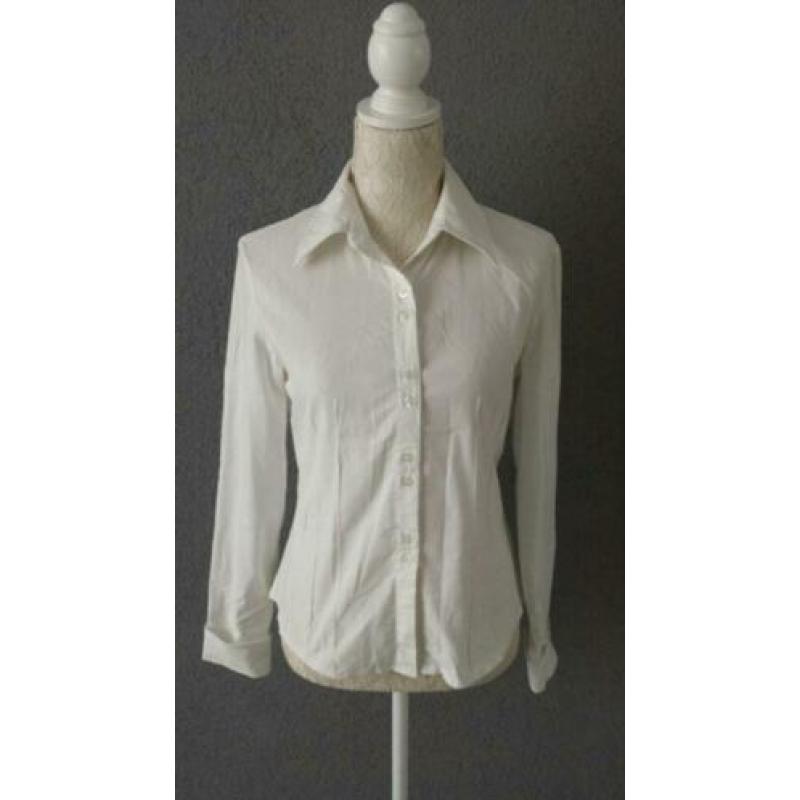 2 witte getailleerde blouses (per stuk € 5,00)