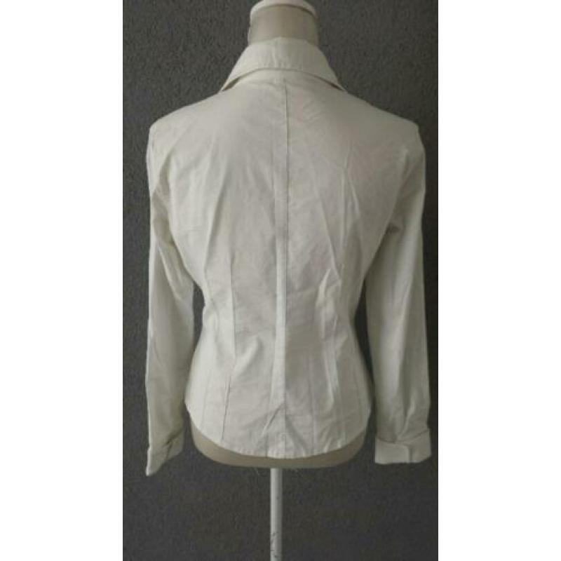 2 witte getailleerde blouses (per stuk € 5,00)