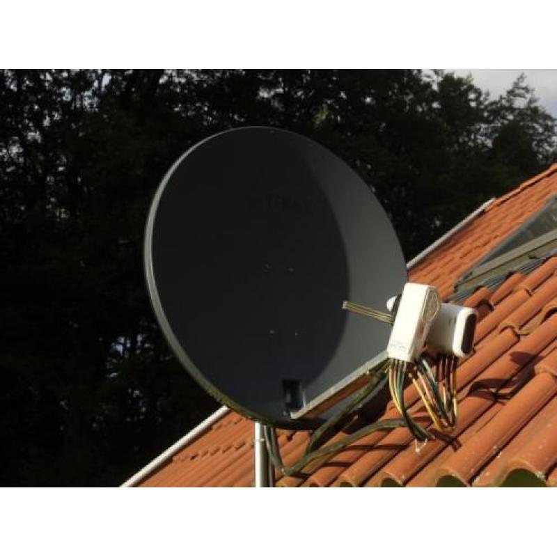 Schotelantenne met dubbele kop + 4 decoders.