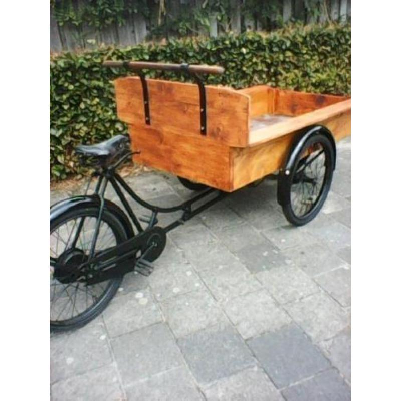 2 zeer oude bakfietsen en een ritja