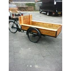 2 zeer oude bakfietsen en een ritja