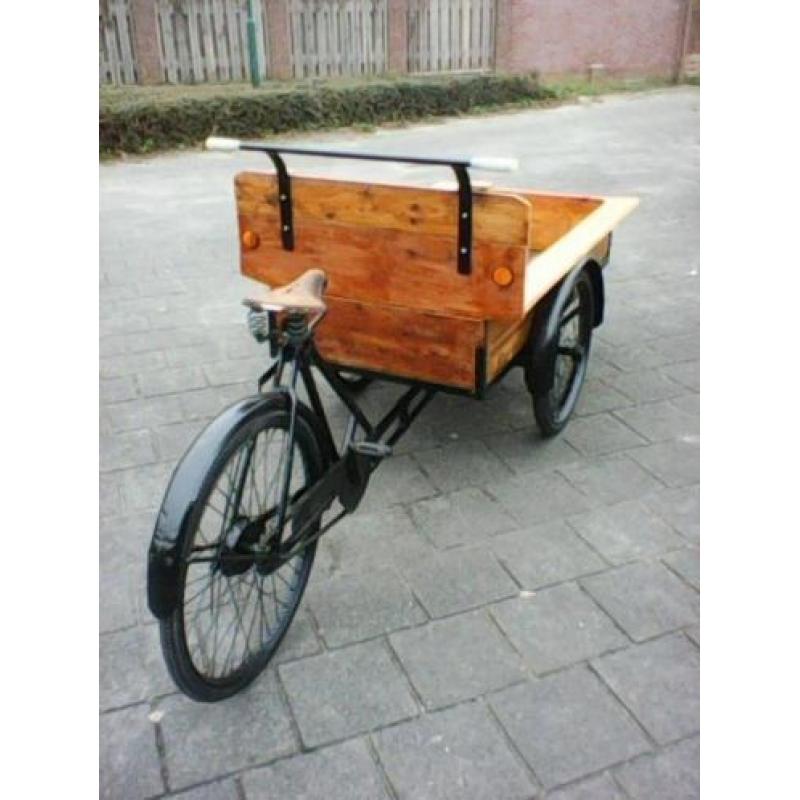 2 zeer oude bakfietsen en een ritja